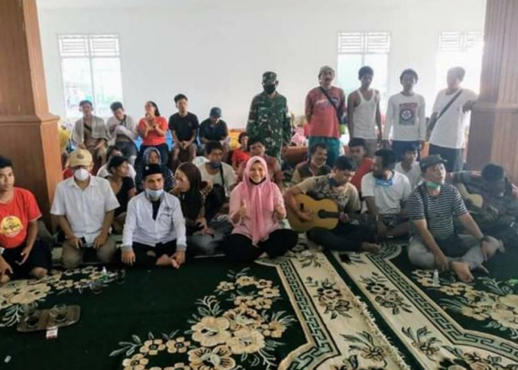 Petani dari Deli Serdang, Provinsi Sumatra Utara, yang berjalan kaki ke Jakarta untuk menemui Presiden Joko Widodo beristirahat di Gedung NU Sumsel, Kota Palembang, Minggu (26/07). (fornews.co/ist)