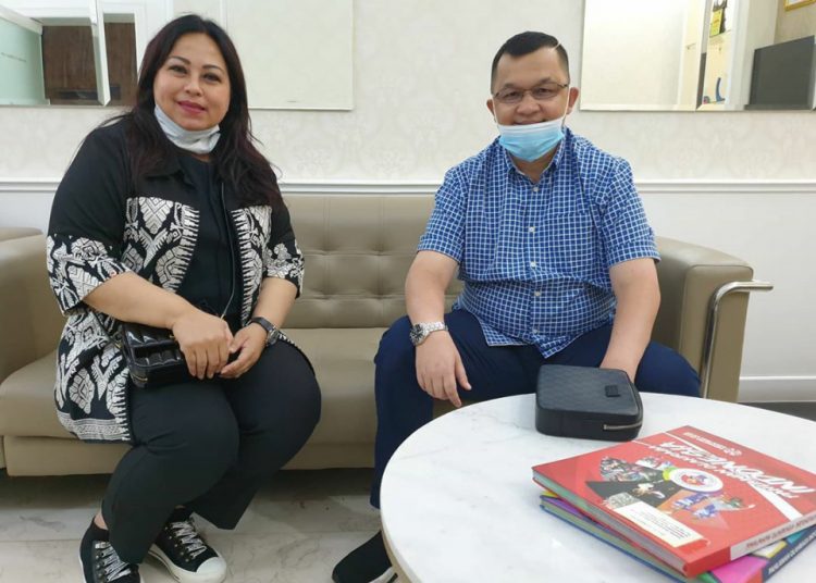 Manajer Sriwijaya FC Hendri Zainuddin menemui Dirut PT JSC Meina Fatriani Paloh membahas penginapan pemain dan ofisial Sriwijaya FC di Wisma Atlet, Senin (27/07). (fornews.co/instagram)