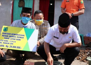 Sekda Muba Apriyadi melakukan peletakan batu pertama bedah rumah milik Ishak warga Kelurahan Mangun Jaya, Kecamatan Babat Toman, Rabu (29/07). (fornews.co/humas pemkab muba)