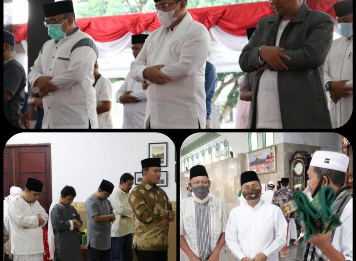 Bupati Muba Dodi Reza Alex, Wakil Bupati Muba Beni Hernedi, dan Sekda Muba Apriyadi saat melaksanakan salat Iduladha, Jumat (31/07). (fornews.co/humas pemkab muba)