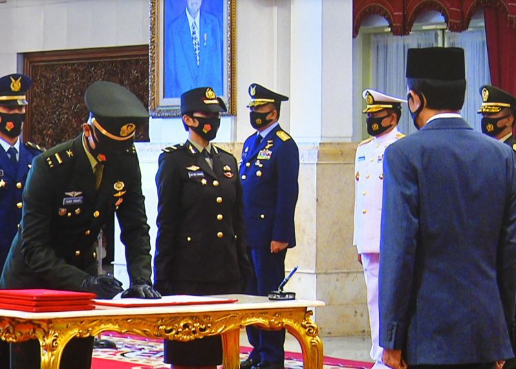 Presiden Jokowi saat menyaksikan penandatanganan berita acara pelantikan Praja TNI-Polri, di Istana Negara, Jakarta, Selasa (14/7). (fornews.co/Humas/Ibrahim)