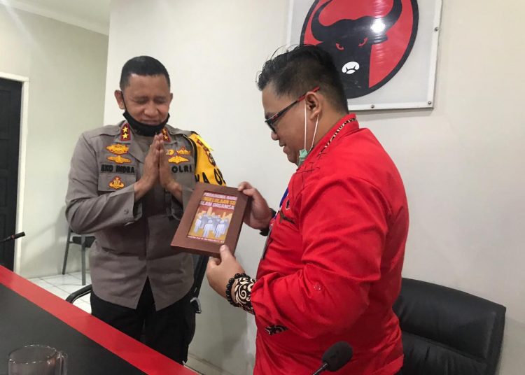 Ketua DPD PDI Perjuangan Sumsel, HM Giri Ramanda N Kiemas saat menerima kunjungan Kapolda Sumsel Irjen Pol. Prof. Dr. Eko Indra Heri S di Sekretariat DPD PDIP Sumsel, Senin (6/7). (fornews.co/ist)