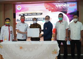 Ketua Umum PSSI Mochamad Iriawan menunjukkan nota kesepahaman yang ditandatangani bersama Pejabat Pembuat Komitmen (PPK) Kemenpora RI Yayan Rubaeni disaksikan Menpora Zainudin Amali, Senin (27/07). (fornews.co/pssi)