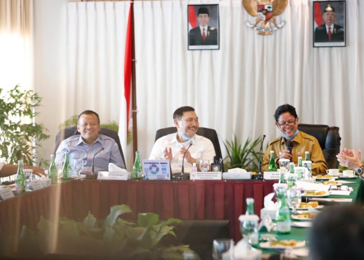 Menko Marves Luhut B. Pandjaitan, bersama Menteri Kelautan dan Perikanan dan Plt Gubernur Kepri, saat membahas mengenai investasi dan industri di Batam, Kamis (2/7). (fornews.co/foto: kemenko marves)