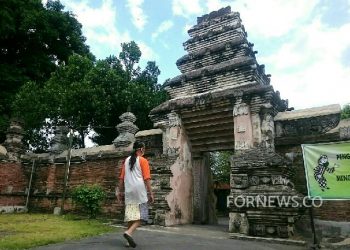 GAPURA menuju area pemakaman Panembahan Senapati di Kotagede, Daerah Istimewa Yogyakarta. (foto fornews.co/adam)