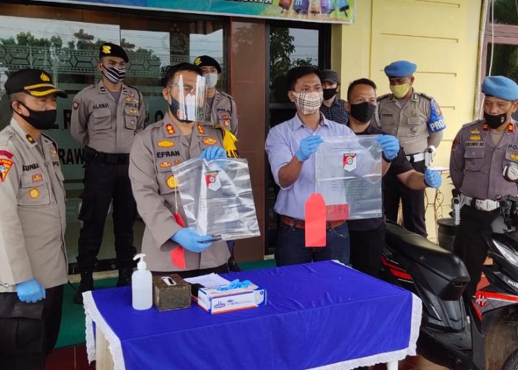 Kapolres Mura, Efrannedy saat menunjukkan barang bukti. Foto: Fornews.co/Istimewa