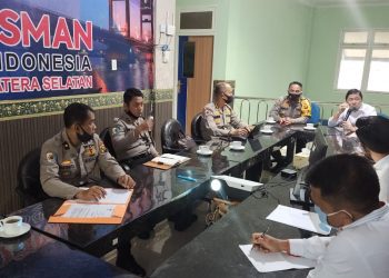 Kepala Perwakilan Ombudsman Sumsel, Adrian Agustiansyah, saat menerima Ketua Satgas Saber Pungli Sumsel, Kombes Pol Drs M Indra Gautama dan rombongan, Selasa (21/7). (fornews.co/ist)