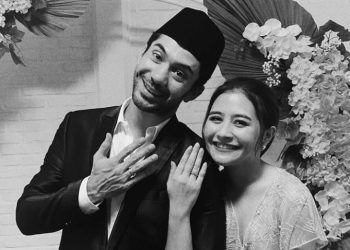 Prilly Latuconsina dan Reza Rahadian saat memamerkan cincin yang diunggah Prilly melalui akun instagramnya. (IST)