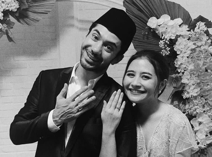 Prilly Latuconsina dan Reza Rahadian saat memamerkan cincin yang diunggah Prilly melalui akun instagramnya. (IST)