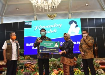 Gubernur Sumsel, Herman Deru saat menerima bantuan dari Kementrian Perdagangan (Kemendag) RI. Foto: Fornews.co/Istimewa