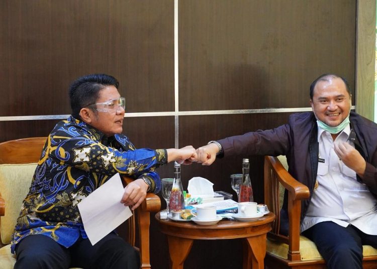 Gubernur Sumsel, Herman Deru saat menerima kunjungan Gubernur Babel, Erzaldi Rosman. Foto: Fornews.co/Istimewa