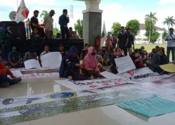 Massa gabungan saat melakukan aksi damai di depan kantor Bupati OKI, Senin (27/07). (fornews.co / rif)