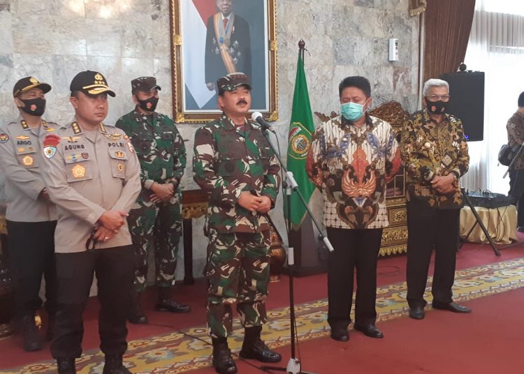 Panglima TNI, Marsekal Hadi Tjahjanto didampingi, Irwasum Polri, Komjen Pol Agung Budi Maryoto, serta Gubernur dan Wagub Sumsel, Herman Deru serta Mawardi Yahya saat memberikan keterangan pers. Foto: Alwi Alim/Fornews.co