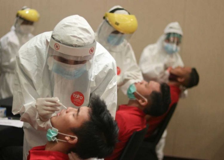 Tenaga kesehatan dari RS Royal Progress melakukan swab test kepada pemain timnas Indonesia di Hotel Fairmont, Jakarta, Jumat (24/07). (fornews.co/pssi)