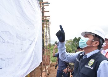 Gubernur Sumsel Herman Deru melihat gambar pembangunan GOR di Pagaralam usai prosesi peletakan batu pertama, Jumat (09/10). (fornews.co/humas provinsi sumsel)