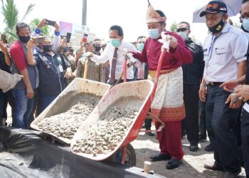 Gubernur Sumatra Selatan Herman Deru dan Wali Kota Prabumulih Ridho Yahya melakukan pengecoran pertama pembangunan jalan penghubung Desa Jungai, Kota Prabumulih dengan Desa Tanjung Miring, Kabupaten Ogan Ilir, Sabtu (17/10). (fornews.co/humas provinsi sumsel)