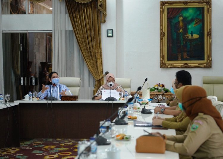 Bunda PAUD Sumsel Febrita Lustia saat memberi sambutan pada Rapat Koordinasi Internal (Rakornal) Bunda PAUD program kerja Bunda PAUD untuk pergerakan PAUD di Sumsel bertempat di Griya Agung, Senin (12/10). (fornews.co/humas provinsi sumsel)