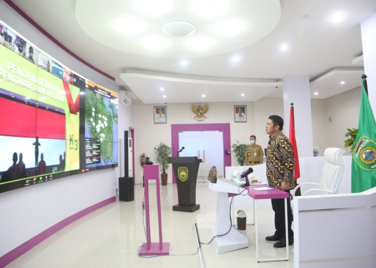 Gubernur Sumsel Herman Deru menerima penghargaan dari Kementerian Ketenagakerjaan RI sebagai Pembina K3 tahun 2020 yang diserahkan secara virtual, Kamis (08/10). (fornews.co/humas provinsi sumsel)