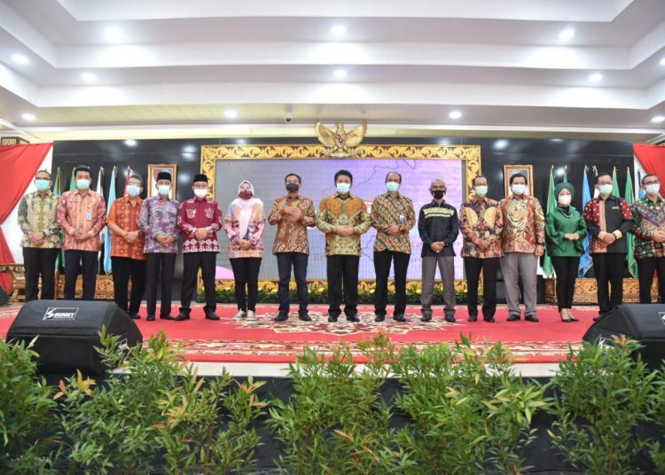 Gubernur Sumsel Herman Deru bersama para kepala daerah di Sumsel usai peluncuran Anjungan Bansos Sriwijaya di Griya Agung Palembang, Sabtu (24/10). (fornews.co/humas provinsi sumsel)
