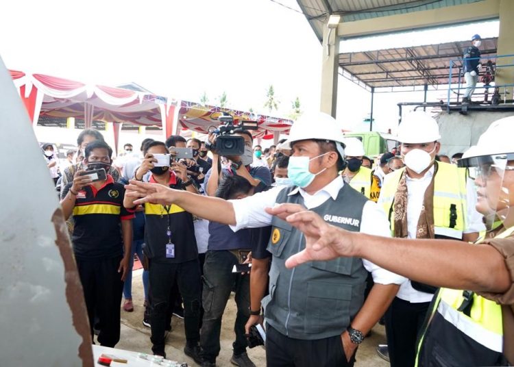 Gubernur Sumsel Herman Deru mendapat penjelasan dari Bupati Muba Dodi Reza Alex mengenai cara kerja pabrik aspal karet yang diresmikan Senin (26/10). (fornews.co/humas provinsi sumsel)