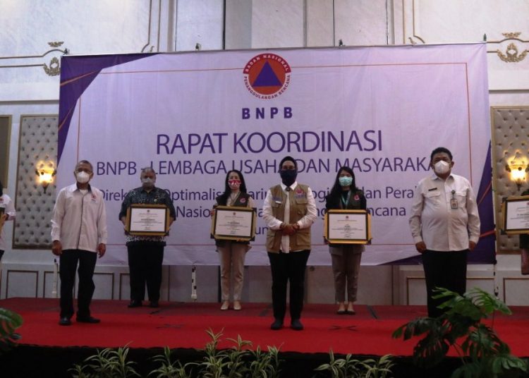 BNPB menyerahkan penghargaan kepada pihak-pihak yang telah berperan dalam proses pemberian bantuan dalam penanganan Covid-19 pada Rapat Koordinasi BNPB - Lembaga Usaha dan Masyarakat di Grand Savero Hotel, Bogor, Rabu (14/10). (fornews.co/humas bnpb/ranti kartikaningrum d)