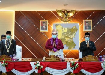 Gubernur Sumsel Herman Deru saat menghadiri rapat paripurna ke II masa sidang ke I tahun 2020 DPRD Kota Prabumulih dalam rangka memperingati HUT ke-19 Kota Prabumulih, Sabtu (17/10). (fornews.co/humas provinsi sumsel)