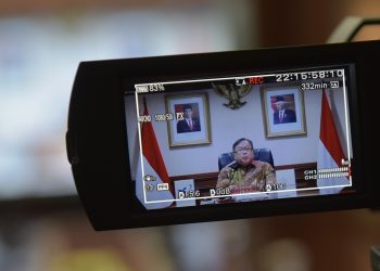 Menristek/Kepala BRIN Bambang Brodjonegoro saat mengikuti Rapat Terbatas mengenai Laporan Komite Penanganan Covid-19 dan Pemulihan Ekonomi Nasional (Komite PC-PEN), Senin (12/10). (fornews.co/humas setkab)