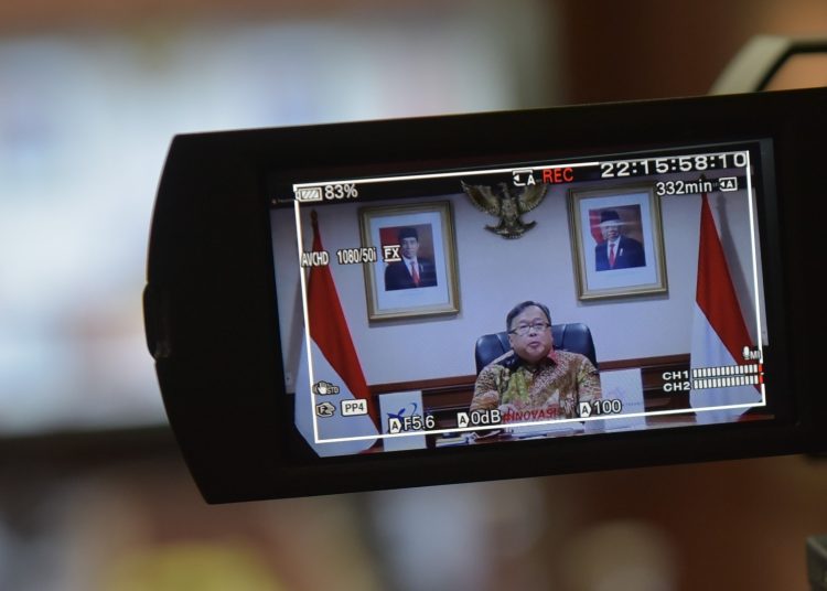 Menristek/Kepala BRIN Bambang Brodjonegoro saat mengikuti Rapat Terbatas mengenai Laporan Komite Penanganan Covid-19 dan Pemulihan Ekonomi Nasional (Komite PC-PEN), Senin (12/10). (fornews.co/humas setkab)