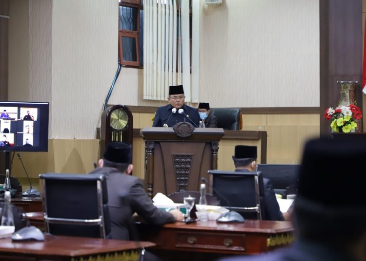 Bupati Muba Dodi Reza Alex Noerdin dalam penyampaian Raperda APBD 2021 di Rapat Paripurna DPRD Muba, Senin (12/10). (fornews.co/humas pemkab muba)