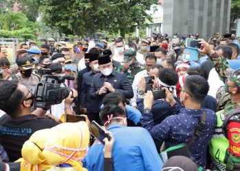 Bupati Muba Dodi Reza Alex saat temui langsung ratusan massa aksi damai di kantor DPRD Muba, Senin (12/10). (fornews.co/humas pemkab muba)