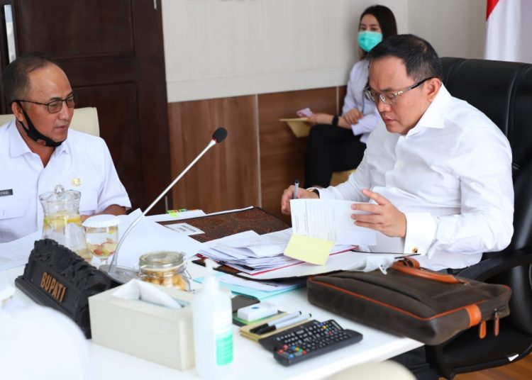 Bupati Muba, Dodi Reza Alex dan Sekda Apriyadi, saat berbicara pada rapat dinas beberapa waktu lalu. (fornews.co/humas pemkab muba)