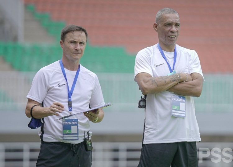 Direktur Sepak bola Garuda Select Dennis Wise didampingi pelatih Des Walker memantau proses seleksi pemain di Stadion Pakansari, Kabupaten Bogor, Kamis (29/10). (fornews.co/pssi)