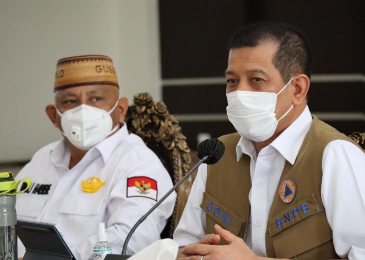 Ketua Satgas Covid-19 Doni Monardo didampingi Gubernur Gorontalo Rusli Habibie dalam Rapat Koordinasi Penanganan Covid-19 Wilayah Provinsi Gorontalo di Kediaman Dinas Gubernur Provinsi Gorontalo, Rabu (07/10). (fornews.co/stpc19)