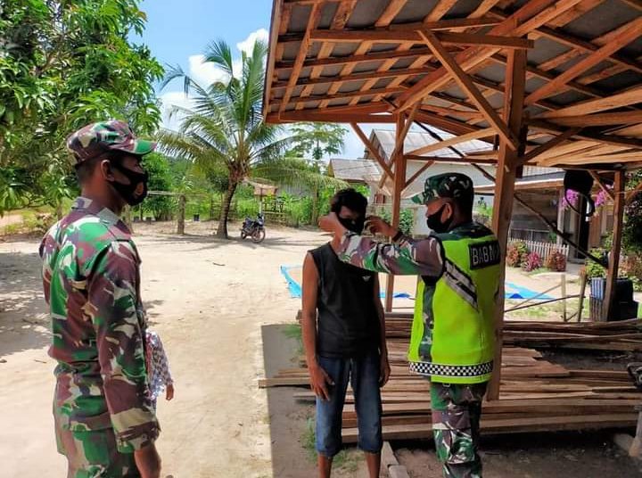 Babinsa Koramil Sungai Menang saat menegakkan disiplin penerapan protokol kesehatan. (IST)