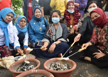 Ketua TP PKK Sumsel Febrita Lustia asyik memanggang kemplang bersama peserta Festival Rempah Sumsel 2020 usai penutupan, Minggu (25/10). (fornews.co/humas provinsi sumsel)