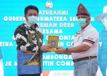 Gubernur Sumsel Herman Deru menerima cendera mata dari Gubernur Gorontalo Rusli Habibie saat keduanya bertemu di Griya Agung Palembang, Kamis (29/10). (fornews.co/humas provinsi sumsel)