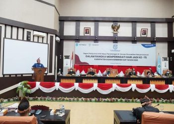 Gubernur Sumsel Herman Deru saat menyampaikan sambutan pada rapat paripurna istimewa DPRD Kabupaten OKI dalam rangka HUT ke-75 Kabupaten OKI, Minggu (11/10). (fornews.co/humas provinsi sumsel)
