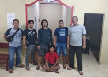 Pelaku Alamsyah saat diamankan oleh anggota Polsek Lempuing Jaya. (IST)