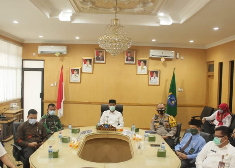Perwakilan Pemkab OKI saat mengikuti rapat koordinasi bersama pemerintah pusat secra virtual, Kamis (22/10). (fornews.co / Diskominfo OKI)