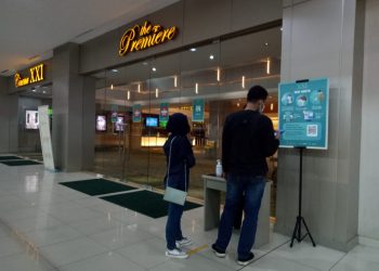 Calon penonton bioskop XXI di OPI Mal bersiap masuk dengan scan QR Code berisi data identitas guna penelusuran kontak, Sabtu (24/10). (fornews.co/ist)