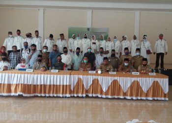 Para peserta pelatihan foto bersama usai pembukaan, Senin (26/10). (IST)