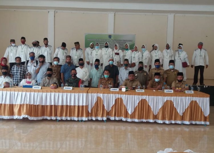 Para peserta pelatihan foto bersama usai pembukaan, Senin (26/10). (IST)
