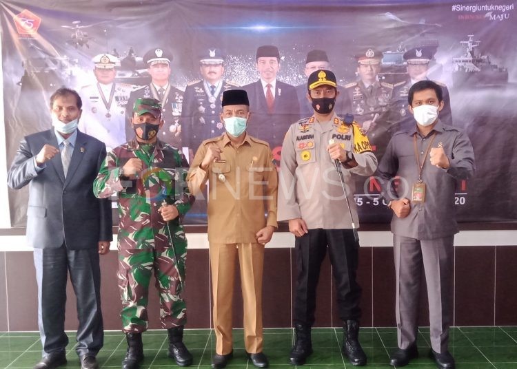 Foto bersama usai menyaksikan bersama upacara peringatan HUT TNI ke-75 secara virtual di Makodim 0402/OKI, Senin (05/10). (fornews.co / rif)