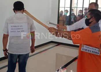 Pelaku saat memeragakan salah satu adegan yang direkonstruksi di Masjid Polres OKI, Rabu (07/10). (fornews.co / rif)