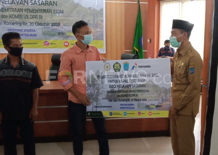 Penyerahan bantuan mesin perahu konversi secara simbolis oleh Wakil Bupati Ogan Komering Ilir, H M Dja'far Shodiq di Kayuagung, Selasa (20/10). (fornews.co / rif)
