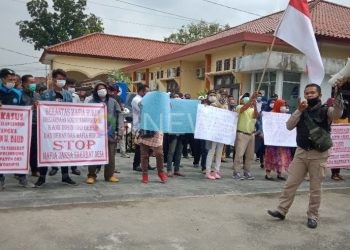 Usai melakukan aksi damai di halaman Kantor Kejari OKI, massa yang tergabung dalam SPM Sumsel kembali melanjutkan aksi di kantor DPRD OKI. (fornews.co / rif)