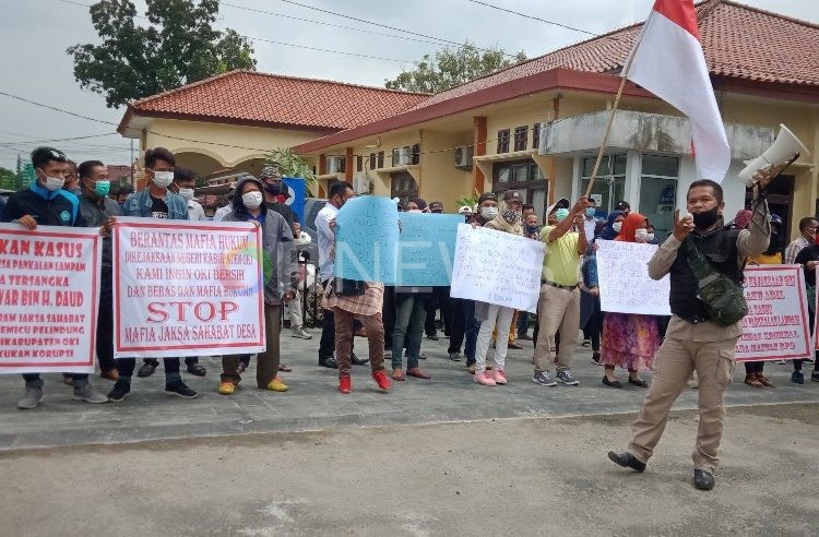 Usai melakukan aksi damai di halaman Kantor Kejari OKI, massa yang tergabung dalam SPM Sumsel kembali melanjutkan aksi di kantor DPRD OKI. (fornews.co / rif)