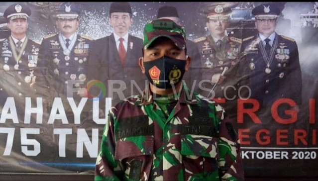 Komandan Kodim 0402/OKI, Letkol CZI Zamroni saat diwawancara usai menyaksikan HUT TNI tingkat nasional secra virtual di Makodim 0402/OKI di Kayuagung, Senin (05/10). (fornews.co / rif)