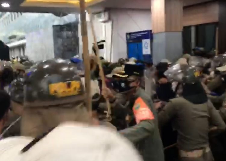 Suasana ricuh yang terjadi dalam aksi penolakan UU Cipta Kerja di Pemprov Sumsel. Foto: Alwi Alim