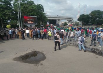Suasana aksi di Simpang DPRD Sumsel yang digelar oleh mahasiswa dari beberapa universitas di Kota Palembang dengan penjagaan ketat pihak ke Polrestabes Palembang seperti pemasangan pagar kawat dan lain sebagainya.  Foto: Alwi Alim